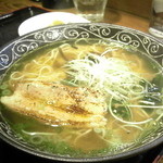 浪漫居酒屋 川串 - ラーメンアップ　スープは鶏がベースです。　脂の甘みも感じられ細麺に合う～～♪