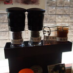 麻辣担々麺 堂島 - 味変用の山椒