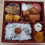 Kushikatsudengana - チキン南蛮弁当、大きな梅干しが存在感大