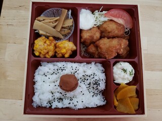 Kushikatsudengana - チキン南蛮弁当、大きな梅干しが存在感大