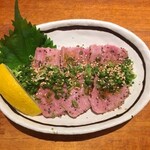 もつ焼き 目黒 ふじ屋 - タン刺し