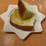 Felice - パンにオレンジ風味のオリーブオイル
                      蒸しパンのように柔らかい。