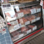Tori Naka - 店内の生鶏肉コールドショーケースです。