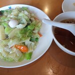 彩華飯店 - ラーメンスープが付きます。