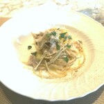 La Brianza - 低糖質パスタのチキンたっぷりさわやかレモン香るスパゲティ、チキンたっぷり食べ応えありレモンとハーブの香りさわやか。低糖質パスタって少しプリプリした歯触りが感じられて、アルデンテ食感好きな私好み♡