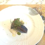 La Brianza - 和歌山県産ケンケン鰹のカルパッチョ、香草のソースとトッピングでさわやか。やっぱり炭火の火入れと香ばしさが好みだわ～