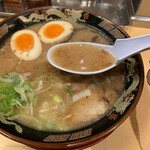 鹿児島ラーメン 豚とろ - スープ