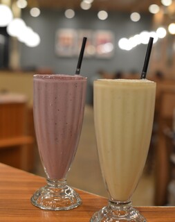 Cafe Downey - 右：ベリーバナナミルク左：ハニーバナナミルク