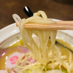 麺屋NOROMA - 麺はやや太めでムチムチの弾力！スープとよく絡みます♡