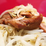 ラーメン二郎 - 豚の厚み