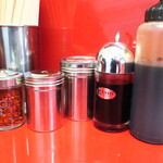 ラーメン二郎 - 卓上調味料