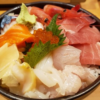 寿司居酒屋 岬 - 料理写真:旬の海鮮丼