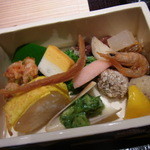 くろぎ - 先付　花見弁当盛り込み　菜の花と飯蛸、酒粕とナッツ、シャンパンとさつま芋の団子、一夜干しした桜鯛の棒寿し、芝海老と桜海老のかき揚げ