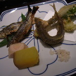 くろぎ - 鉢肴　琵琶湖産稚鮎の揚げ物と焼き物