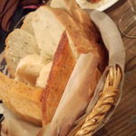 ケ カリーノ - 自家製パン盛り合わせ　¥350　黒ごま•チーズ•トマト