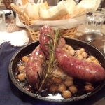 ケ カリーノ - 香草の効いた自家製サルシッチャとお豆　¥500