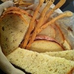 ケ カリーノ - 自家製パン盛り合わせ　¥350　黒ごま•チーズ•トマト•グリッシーニ