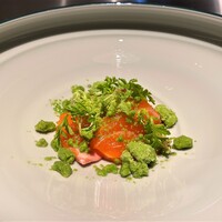 中土 - ヒロシマサーモンに葉山葵とガルム（魚醤）のパウダー・マリーゴールド