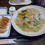 リンガーハット - 平日限定リンガーランチ 長崎皿うどん+薄皮ぎょうざ5個ランチ