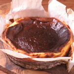 PASTABAR SPUGNA - シェフのスペインの思い出のバスクチーズケーキ