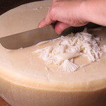 PASTABAR SPUGNA - ロディジャーノチーズを丸々1個仕入れオーダーが入って削り出します。