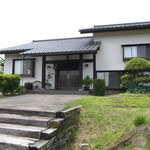 小高い場所に店を構えますが、とても蕎麦店とは思えず・・