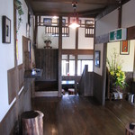 （喫煙席）・・階段を下りるとﾃｰﾌﾞﾙ席、中二階は板張りの座卓。