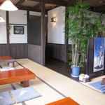 （禁煙席）・・畳敷きに座卓が４つ。