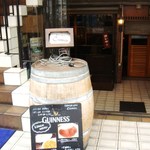 クミン - メニュー看板のうしろがお店　