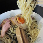 つけ麺は中太ちぢれ麺