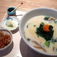広尾はしづめ - 無農薬ほうれん草と湯葉の豆乳麺