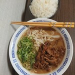 王者-23 - 中華そば肉入り(小)と、自宅で用意したライス