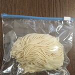 王者-23 - お持ち帰りラーメン中華そば肉入り(小)の麺