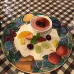 欧風料理 ポローニア - フランボアーズのムースとフルーツの盛り合わせ