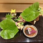 銀座 しのはら - 八寸：初鰹のたたき 蛍烏賊 菜の花 空豆 合鴨のローストの黄ニラをはさみ 石川小芋 フルーツトマト 蛸の柔らか煮 蓮根の酢漬け 玉子真丈 蕨とタラの目の胡麻汚し 胡瓜の実 鳥貝ともずく