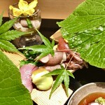 銀座 しのはら - 八寸：初鰹のたたき 蛍烏賊 菜の花 空豆 合鴨のローストの黄ニラをはさみ 石川小芋 フルーツトマト 蛸の柔らか煮 蓮根の酢漬け 玉子真丈 蕨とタラの目の胡麻汚し 胡瓜の実 鳥貝ともずく