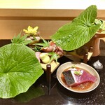 銀座 しのはら - 八寸：初鰹のたたき 蛍烏賊 菜の花 空豆 合鴨のローストの黄ニラをはさみ 石川小芋 フルーツトマト 蛸の柔らか煮 蓮根の酢漬け 玉子真丈 蕨とタラの目の胡麻汚し 胡瓜の実 鳥貝ともずく