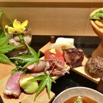 銀座 しのはら - 八寸：初鰹のたたき 蛍烏賊 菜の花 空豆 合鴨のローストの黄ニラをはさみ 石川小芋 フルーツトマト 蛸の柔らか煮 蓮根の酢漬け 玉子真丈 蕨とタラの目の胡麻汚し 胡瓜の実 鳥貝ともずく