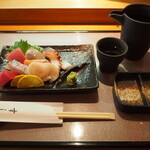 Sushi Masa - お造り盛り合わせ ＆ 冷酒（作 玄乃智）