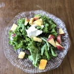 キンボシ パスタ カフェ - 季節の果実とリコッタチーズのハーフサラダ