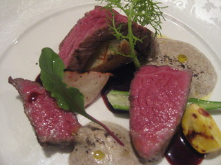 Rejjo noremiria - 宮崎黒毛和牛イチボ肉のステーキ　フレッシュモリーユ茸と赤ワインの2色ソース