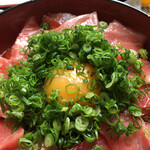 マグロのマルジン - ネギの下には生卵が隠れとります！