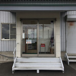 マグロのマルジン - 店舗出入口ですが いかにも工場併設な感が