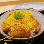 勢麟 - 蒲焼の下は、地物の椎茸を刻み込んだ酢飯