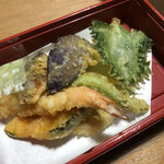 Fuku sushi - 天ぷら盛り合わせは580円（税込）