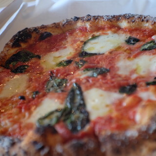 石窯で焼き上げるpizzaが当店の名物料理です‼️