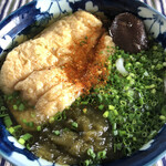 ぶっかけ亭本舗 ふるいち - 温かいきつねうどんです。煮椎茸ととろろ昆布も入っています。お揚げが大き過ぎて、肝心のうどんが見えません\(//∇//)\