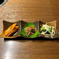 炭火焼肉 ふちおか - ナムルとキムチ盛り合わせ