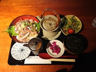 Gonjuu rou - 寺泊産あじのたたき丼 748円（ランチ）