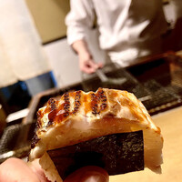 御幸町 田がわ - 炙りイサキ棒寿司〜めっちゃ大きなイサキ。棒寿司にするには半身は大き過ぎるので腹身はカット。だか、脂ののりはかなり濃い。手渡しで頂きます。